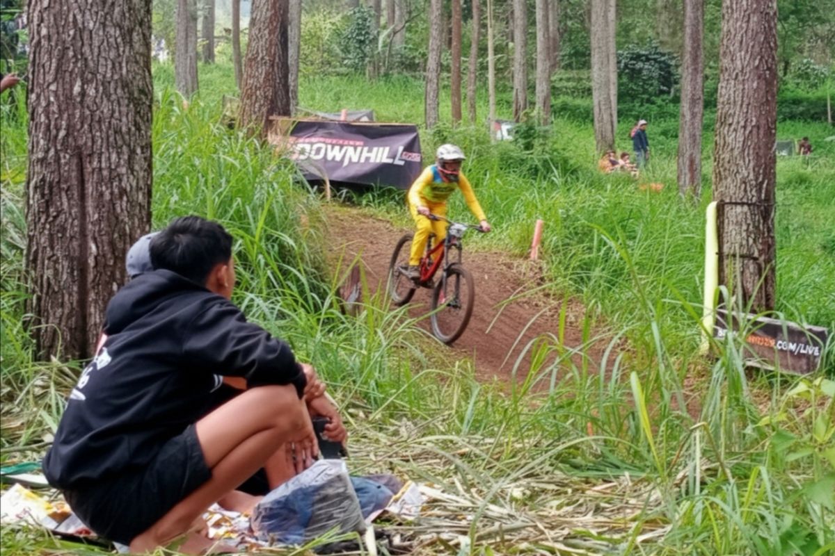 Kota Batu, Downhill, Jadi Hiburan Rakyat, Warga Kota Batu Antusias Nonton Balap Sepeda Downhill