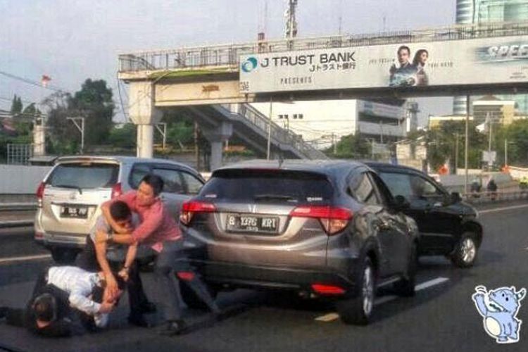 Zaskia Adya Mecca, Arogan, aksi pemukulan, aksi arogan, pengendara vespa, Viral Aksi Arogan Pengendara Vespa Pukul Karyawan Zaskia Adya Mecca