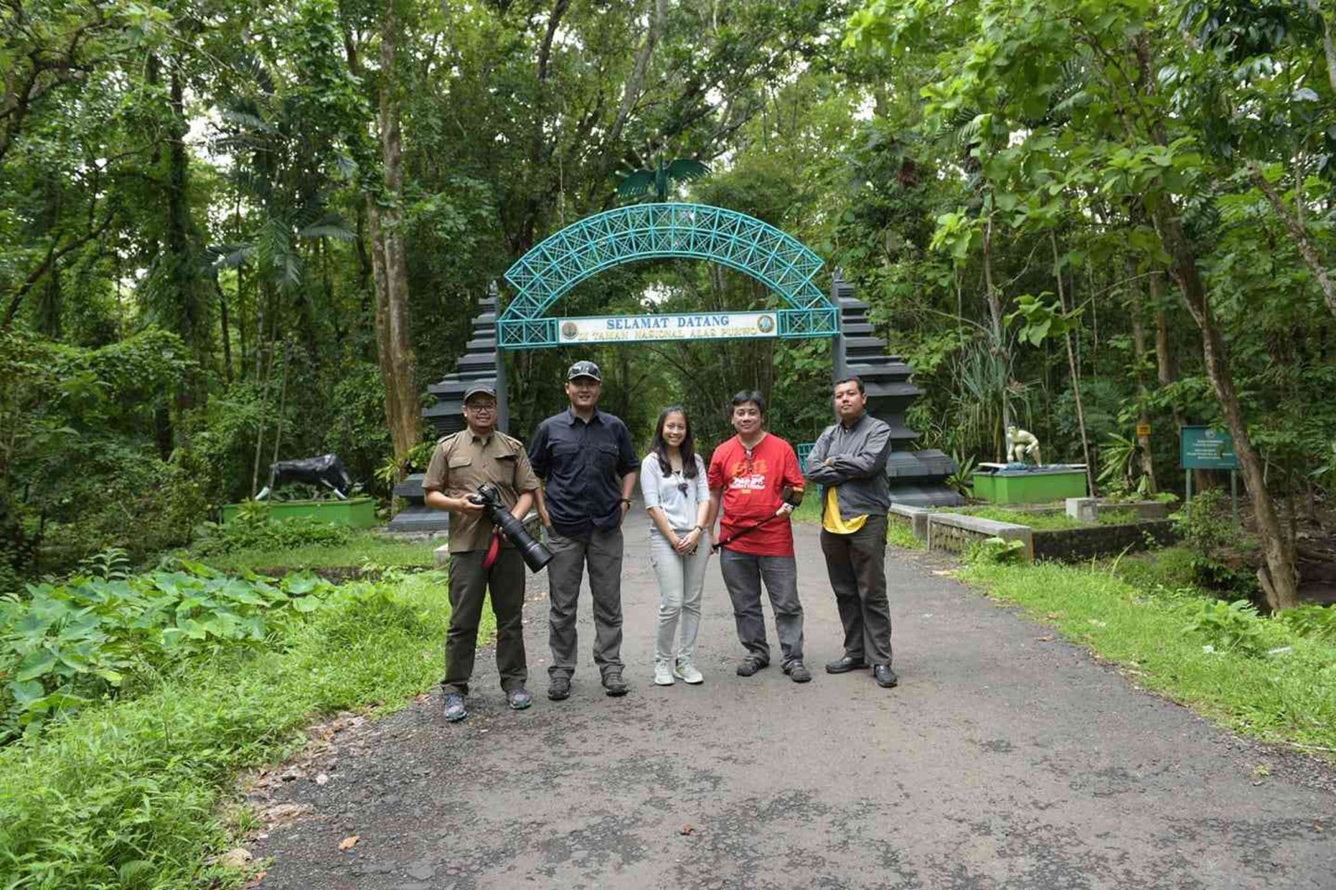 Alas Purwo, Jalajah Alas Purwo: Hutan Tertua, Cerita Kawasan Ghaib, dan Pura Kawitan