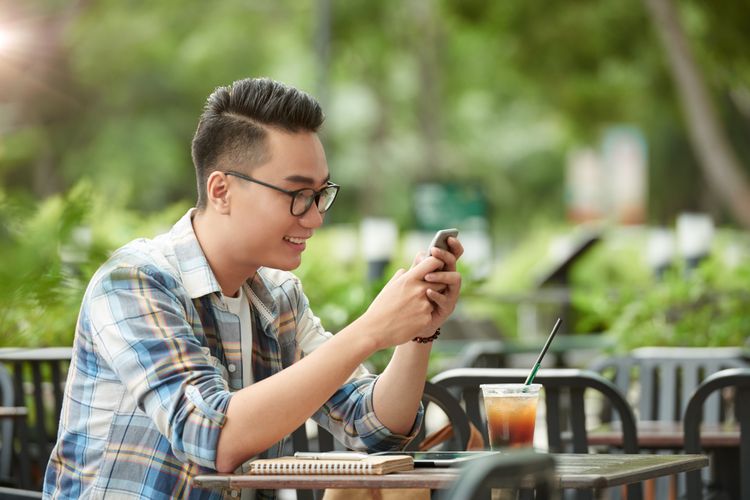situationship, situationship adalah, tanda situationship, ciri-ciri situationship, ciri situationship, tanda hubungan tanpa status, tips mengenali situationship, Sedang Jalani Situationship? Ini 10 Cirinya Menurut Pakar, 1. Tidak ada kemajuan dalam hubungan, 2. Ada orang lain yang terlibat, 3. Tidak ada rencana dalam hubungan, 4. Komunikasi tidak konsisten, 5. Banyak alasan untuk tidak bertemu, 6. Hubungan terasa dangkal, 7. Sering bertemu mendadak tanpa rencana, 8. Tidak ada bukti kalian menjalin hubungan, 9. Kamu bosan dan cemas, 10. Jawaban dari pertanyaan, "Kita ini apa?"