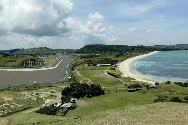 MotoGP Mandalika, tempat wisata dekat sirkuit mandalika, wisata dekat sirkuit mandalika, MotoGP Mandalika 2025, Wisata Dekat Sirkuit Mandalika, Mampir Usai Nonton MotoGP Mandalika 2025