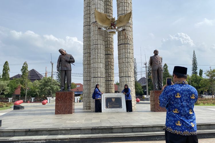 Alun-alun Indramayu, patung Soekarno, alun-alun Indramayu, viral patung soekarno miring, patung soekarno rusak, Viral Patung Soekarno di Indramayu Kepalanya Miring, Ternyata Begini Penyebabnya