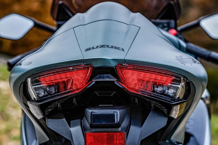 suzuki motor, hayabusa, Suzuki Hayabusa, suzuki hayabusa 2025, Suzuki Hayabusa 2025: Legenda Kecepatan yang Masih Brutal, Desain Aerodinamis, Mesin Brutal, Kabin Digital, Spesifikasi Suzuki Hayabusa 2025