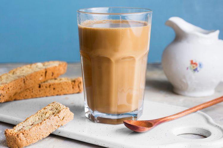 teh tarik, Cara Membuat Teh Tarik Rumahan yang Simpel, Harum, dan Pekat ala Kafe