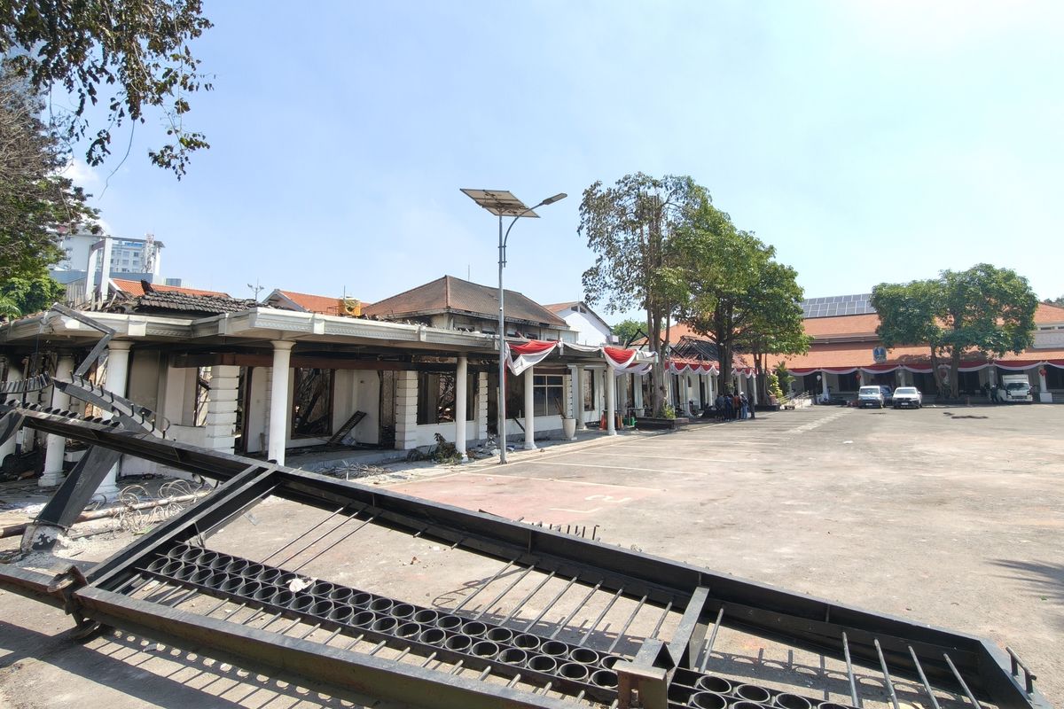Gedung Negara Grahadi, Grahadi Surabaya, demo Surabaya, grahadi dibakar massa, Gedung Negara Grahadi yang Berdiri sejak 1794 Hangus Terbakar, Saksi Sejarah Jawa Timur