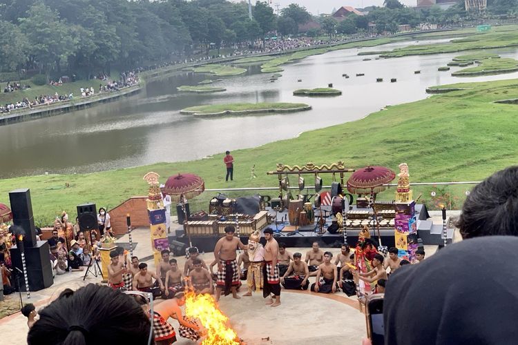 tari kecak di Taman Mini Indonesia Indah, tari kecak TMII, tari kecak di taman mini indonesia indah, tari kecak tmii, potret tari kecak di taman mini indonesia indah, jadwal tari kecak di taman mini indonesia indah, BERITA FOTO: Potret Tari Kecak Taman Mini yang Padat Penonton