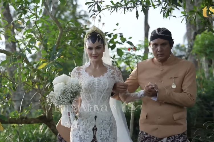 Luna Maya, Maxime Bouttier, Luna Maya menikah, pernikahan luna maya dan maxime bouttier, luna maya menikah dengan maxime bouttier, Maxime Bouttier Luna Maya Menikah, luna maya resmi menikah, luna maya resmi menikah dengan maxime bouttier, Menikah dengan Maxime Bouttier, Luna Maya Tampil Menawan dalam Kebaya Adat Jogja