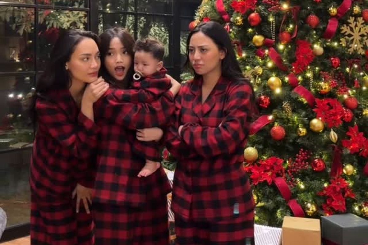Erika Carlina, Rachel Vennya, Rachel Vennya dan Fuji, 7 Gaya Rachel Vennya dan Fuji Temani Erika Carlina Rayakan Natal, Kompak Tampil Kembaran, 1. Outfit merah bermotif kotak yang serasi, 2. Model busana santai dan nyaman, 3. Tampilan kembaran tanpa kesan berlebihan, 4. Rambut dibiarkan natural, 5. Riasan wajah minimalis, 6. Selaras dengan dekorasi Natal, 7. Memperkuat kesan kebersamaan sahabat