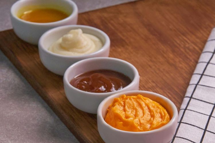 bumbu dapur, 5 Bumbu Dapur Kadaluarsa dalam Kulkas Ini Berbahaya untuk Kesehatan, 1. Mayones, 2. Salad dressing, 3. Saus manis, 4. Saus dengan bahan dasar cuka, 5. Kecap asin