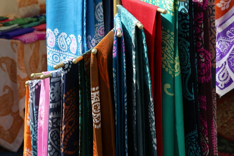 batik, Dave Tjoa, kain, 4 Cara Merawat Kain Batik agar Awet Dipakai Bertahun-tahun, 1. Menjaga kondisi ruangan tetap kering untuk mencegah jamur pada kain batik, 2. Membersihkan debu secara berkala tanpa merusak serat kain, 3. Menggunakan bahan pencuci yang lembut agar warna batik tetap terjaga, 4. Menghindari paparan sinar matahari langsung saat menjemur batik