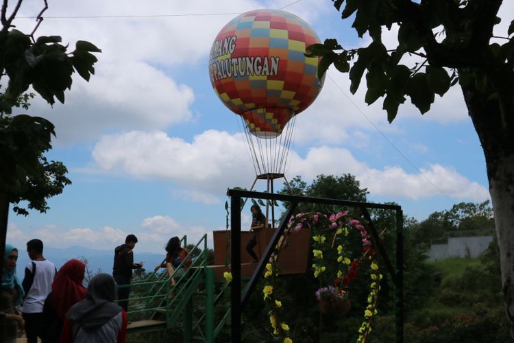 wisata kuningan, Wisata Kuningan, tempat wisata di kuningan yang lagi hits, wisata alam kuningan, wisata kuningan jawa barat, 20 Wisata di Kuningan Jawa Barat 2025 untuk Healing, 1. Gedung Perundingan Linggarjati, 2. Museum Situs Purbakala Cipari, 3. Cibulan, 4. Petilasan Prabu Siliwangi, 5. Situs Lingga, 6. Gedung Sjahrir, 7. Telaga Cicerem, 8. Telaga Remis, 9. Telaga Nilem, 10. Wisata Cipaniis, 11. Kebun Raya Kuningan, 12. Batu Luhur, 13. Bukit 1000 Bintang, 14. Woodland Kuningan, 15. Curug Putri Palutungan, 16. Taman Wisata Alam Linggarjati, 17. Curug Landung, 18. Wisata Cai Pinus, 19. Palutungan Camp, 20. Alun-Alun Kuningan
