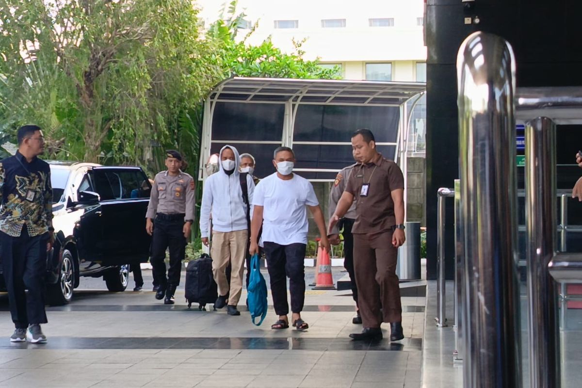 Gubernur Riau Abdul Wahid, ott kpk riau, gubernur riau abdul wahid kpk, Gubernur riau abdul wahid ditangkap, Berkaus Putih dan Pakai Sandal, Gubernur Riau Abdul Wahid Digelandang ke Gedung KPK