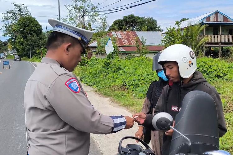 berkendara sambil merokok, UU LLAJ, denda Rp 750.000, Efektivitas Sanksi Tilang Rp 750 Ribu untuk Pengendara Merokok