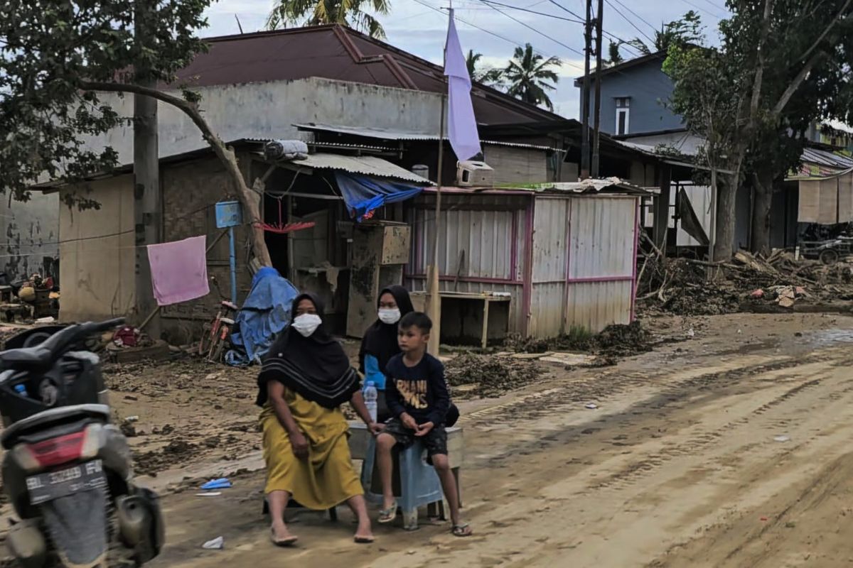 bendera putih, Aceh Tamiang, Warga Aceh Tamiang Kibarkan Bendera Putih, Ini Respons Gubernur Mualem, Desakan Tetapkan Bencana Nasional, Isyarat Kondisi Darurat, Respons Gubernur Aceh, Berkibar di Jalur Nasional Banda Aceh–Medan