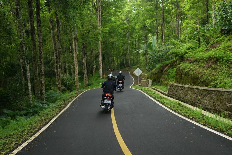 Honda ADV160, Touring, astra honda motor, Honda ADV, honda adv160, Honda ADV160 Roadsync, Honda ADV160 Jelajah Parahyangan Timur: Sensasi Touring 170 Km, Jalur Ciwidey – Naringgul, Jalan Raya Lintas Selatan, Menanjak ke Cikajang, Honda RoadSync, ADV160 Skutik Adventure