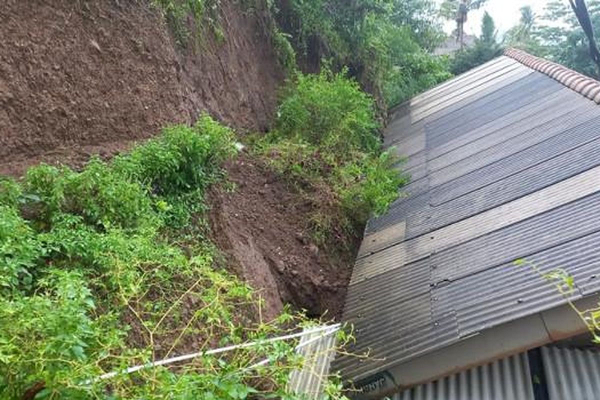 longsor, Kudus, Demi Ambil Tas, Sriyatun Tewas Terjepit Tembok Toko yang Ambruk Akibat Longsor di Kudus, Kronologi Kejadian, Kembali ke Toko demi Tas, Terjepit di Antara Tembok Hebel dan Kusen, Ribuan Warga Desa Tempur Terisolasi, Peringatan Dini BMKG: 6 Ibu Kota di Jawa Berpotensi Hujan