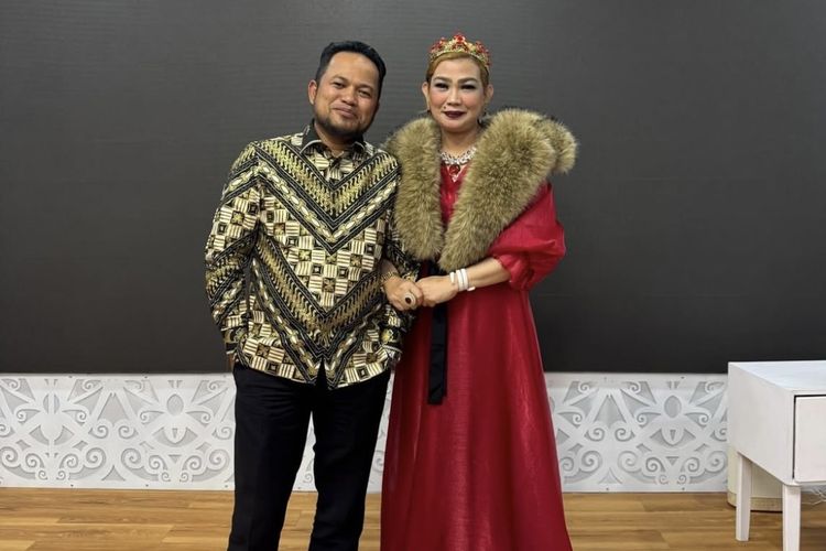 Sarifah Suraidah, 5 Tampilan Glamor dan Anti Mainstream Sarifah Suraidah Istri Gubernur Kaltim, 1. Dress kuning cerah dengan sentuhan etnik, 2. Setelan ungu kotak-kotak dengan aksen floral , 3. Tampil glamor dengan gaun merah syal bulu, 4. Busana bernuansa emas, 5. Gaya modern tradisional dengan mahkota meriah 