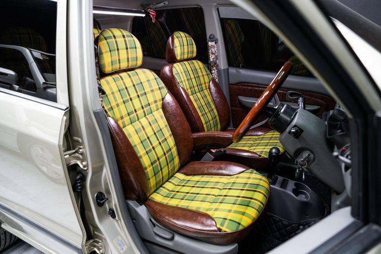 interior mobil, mobil lawas, kain tartan, Stefaan Ardino, Begini Cara Pakai Tartan untuk Jok Mobil Biar Engga Maksa