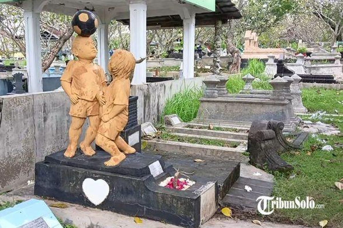 makam, Solo, Makam viral, makam dengan Patung Bocah Bermain bola, Makam dengan Patung Dua Bocah Main Bola di TPU Bonoloyo Solo Viral, Ini Cerita Sang Ibu, Patung Sudah Ada Sejak Tahun Pertama Pascadimakamkan, Sosok Toto: Pecinta Sepak Bola dan Siswa Seminari, Kecelakaan yang Merenggut Nyawa Toto, Asal Usul Patung Dua Bocah Bermain Bola