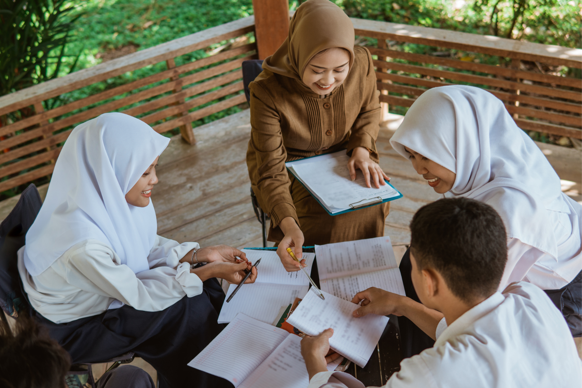 guru, 25 November, Hari Guru Nasional, surat ucapan Hari Guru Nasional, surat untuk guru, surat ucapan hari guru nasional, Sejarah Hari Guru Nasional hingga Daftar Contoh Surat untuk Guru, 1. Surat dari Siswa SD untuk Guru Kelas, 2. Surat Singkat tapi Mendalam, 3. Surat dari Siswa SMP untuk Guru Bahasa Indonesia, 4. Surat Puitis dan Reflektif, 5. Surat untuk guru matematika