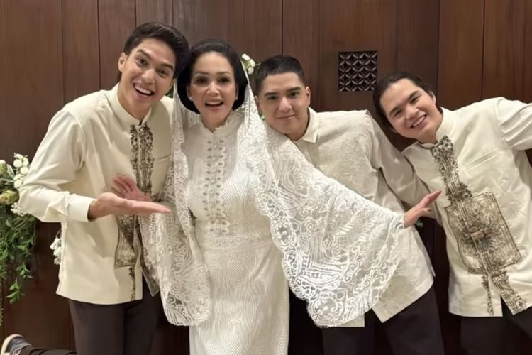 Maia Estianty, Al Ghazali, prosesi siraman, pernikahan Al Ghazali dan Alyssa Daguise, pernikahan al ghazali dan alyssa daguise, Siraman Al Ghazali, busana adat Jawa, pengajian al ghazali, Maia Estianty di siraman Al Ghazali, Hadiri Siraman Al Ghazali, Maia Estianty Tampil Elegan dengan Dua Busana Berbeda