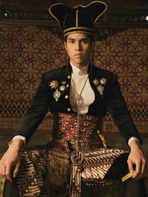 Syifa Hadju, 9 Gaya Prewedding Syifa Hadju–El Rumi, Elegan dalam Nuansa Royal Jawa, 1. Kebaya gelap dengan siluet klasik, 2. Beskap Hitam yang Tegas dan Maskulin, 3. Sanggul Rapi dengan Sentuhan Tradisional, 4. Makeup Semi Bold, 5. Aksesori Emas yang Mewah, 6. Material Beludru yang Berkelas, 7. Palet Warna Bold dan Hangat, 8. Detail Kancing dan Bros Klasik, 9. Potret Bersama Abdi Dalem yang Menguatkan Nuansa Keraton