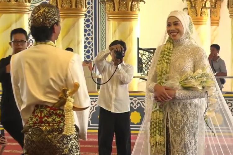 Megawati Hangestri, Dio Novandra, Megawati Hangestri menikah, gaya megawati hangestri saat akad, megawati hangestri terbaru, megawati hangesti menikah, pernikahan megawati hangesti, Gaya Megawati Hangestri dan Dio Novandra Saat Akad Nikah, Serba Putih