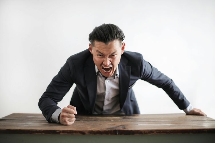 pembohong, manipulatif, manipulator, cara mengenali pembohong, cara mengenali manipulator, apa ciri ciri orang pembohong, Bagaimana cara mengetahui bahasa tubuh pembohong, bagaimana cara mendeteksi kebohongan, cara mengetahui pasangan berbohong, ciri-ciri orang berbohong, cara mengetahui orang berbohong, 12 Cara Mengenali Pembohong Menurut Ahli, Bahasa Tubuh hingga Perilaku, 1. Perhatikan tatapan matanya, 2. Dengarkan perubahan suaranya, 3. Waspadai pilihan kata, 4. Baca bahasa tubuh, 5. Amati reaksi saat dikonfrontasi, 6. Cari cerita yang berubah-ubah, 7. Waspadai respons berlebihan, 8. Perhatikan jawaban menghindar, 9. Amati interaksi sosial mereka, 10. Percaya pada insting, tapi tetap obyektif, 11. Kenali sikap defensif, 12. Pertimbangkan rekam jejak