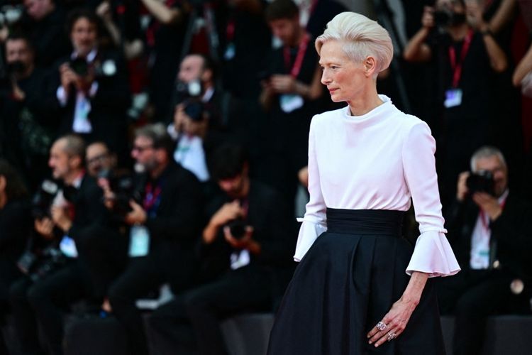 Cristiano Ronaldo, Emma Stone, Julia Roberts, Georgina Rodriguez, Tilda Swinton, perhiasan mewah, venice film festival 2025, festival film venesia 2025, chloe sevigny, 5 Gaya Perhiasan Mewah Artis di Venice Film Festival 2025, 1. Julia Roberts, 2. Georgina Rodriguez, 3. Emma Stone, 4. Chloe Sevigny, 5. Tilda Swinton