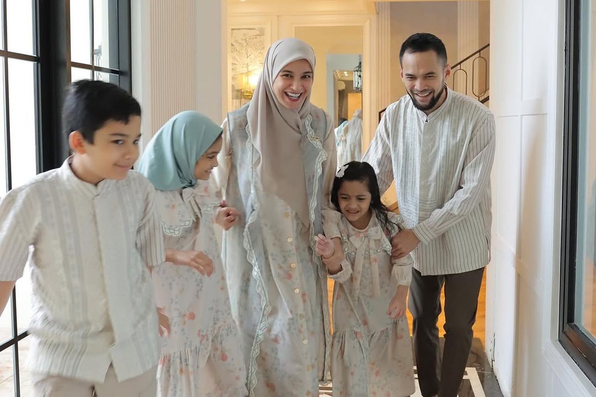 Shireen Sungkar, Teuku Wisnu, baju lebaran 2025, baju lebaran pastel, Busana Lebaran Shireen Sungkar dan Keluarga, Busana Lebaran Shireen Sungkar, baju lebaran shireen sungkar, busana lebaran pastel, busana lebaran 2025, Outfit Lebaran Serasi ala Shireen Sungkar dan Keluarga, Bernuansa Pastel