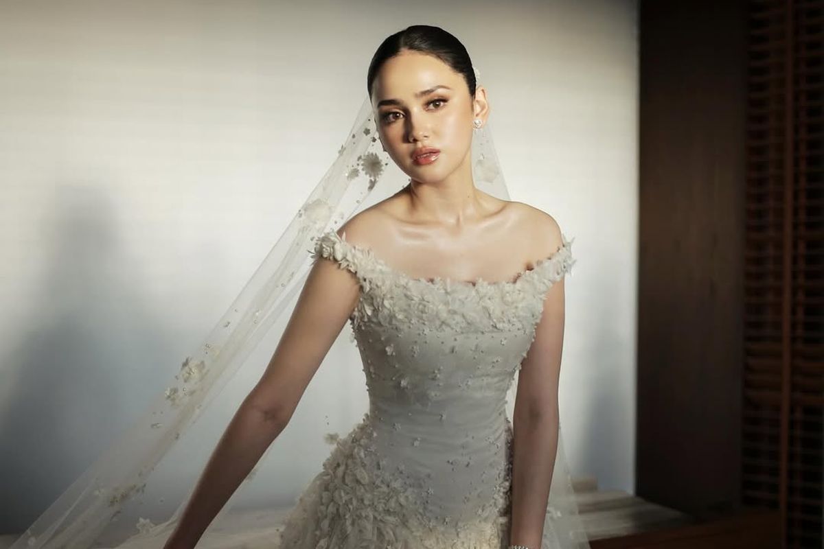 Syifa Hadju, 5 Detail Gaun Pengantin Syifa Hadju di Bali, Dipenuhi Ribuan Bunga Handmade, 1. Menggunakan material ringan: organza dan gazar, 2. Siluet off-shoulder yang feminin, 3. Ribuan bunga dengan teknik hand appliqué, 4. Tekstur tiga dimensi yang menonjol, 5. Veil panjang dengan aksen senada