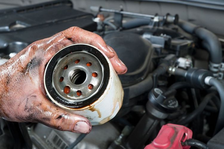 Ganti oli mobil sendiri, Ganti oli sendiri, Kesalahan umum ganti oli sendiri, Jangan Lakukan Kesalahan Ini Saat Mengganti Oli Mesin Mobil di Rumah, Mengisi Oli Terlalu Banyak, Pengencangan Baut Panci Oli Berlebihan, Lupa Memanaskan Mesin Dulu, Tak Mengganti Filter Oli