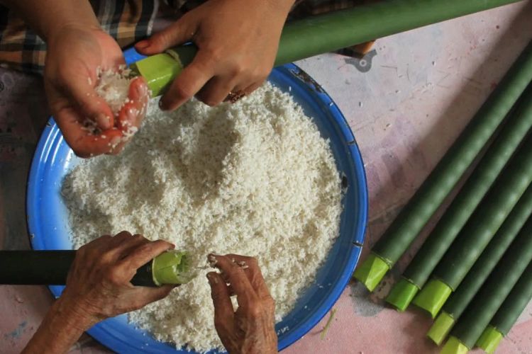 Bakar Lemang Bambu, Tradisi Unik Menyambut Bulan Ramadan di Aceh