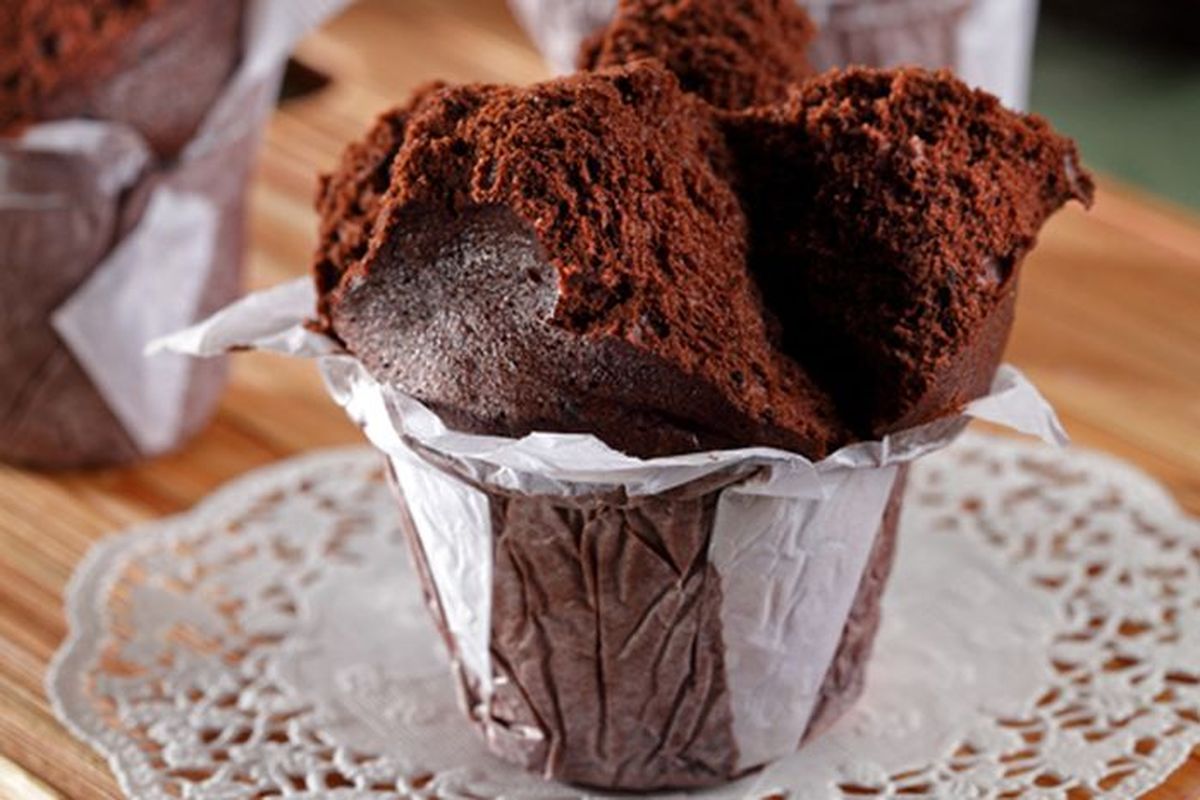 resep bolu kukus lembut, bolu kukus cokelat, bolu kukus coklat tanpa mixer, kue kukus cokelat moist, resep bolu ekonomis, Resep Bolu Kukus Mesis Timbul, Lembut dan Mengembang Sempurna