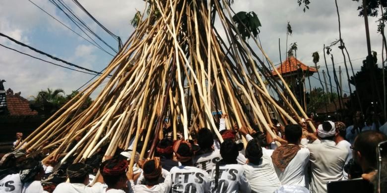 makna hari raya kuningan, tradisi hindu bali, makna hari raya kuningan bagi umat hindu, galungan dan kuningan 2025, Makna Hari Raya Kuningan, Saat Leluhur Kembali ke Alam Suci, Makna Filosofis Hari Raya Kuningan, Simbol Penting dalam Perayaan Kuningan, Kuningan sebagai Momen Kebersamaan dalam Keluarga, Perbedaan Makna Galungan dan Kuningan