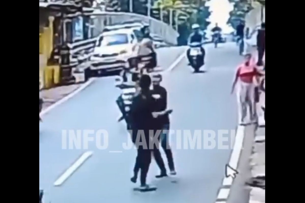 tukang cukur, Kramat Jati, Tukang cukur, potongan rambut, Tukang Cukur, kramat jati, insiden kekerasan, Viral Tukang Cukur di Kramat Jati Serang Pelanggan dengan Gunting, Berakhir Ditangkap Polisi