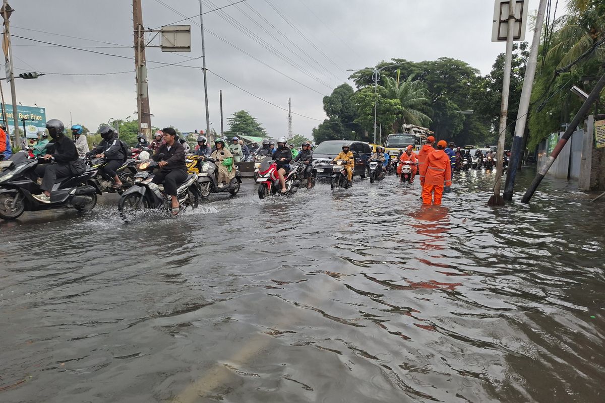 genangan air, water hammer, banjir, Tips Aman Terjang Genangan Air, Jangan Asal Pilih Lajur