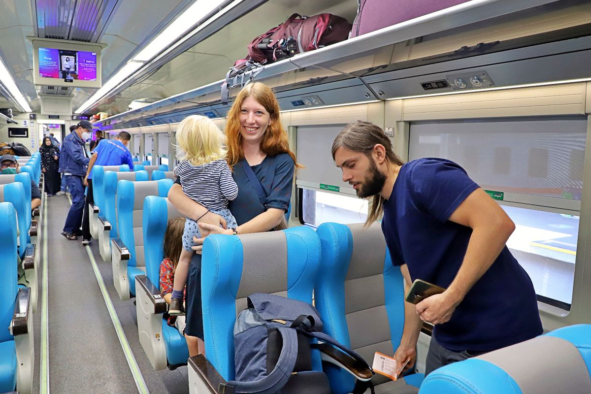 Kereta Api Indonesia, kereta api jarak jauh, stasiun favorit turis asing, stasiun favorit turis asing 2025, 10 Stasiun di Indonesia yang Jadi Favorit Turis Asing, Siapa Juaranya?