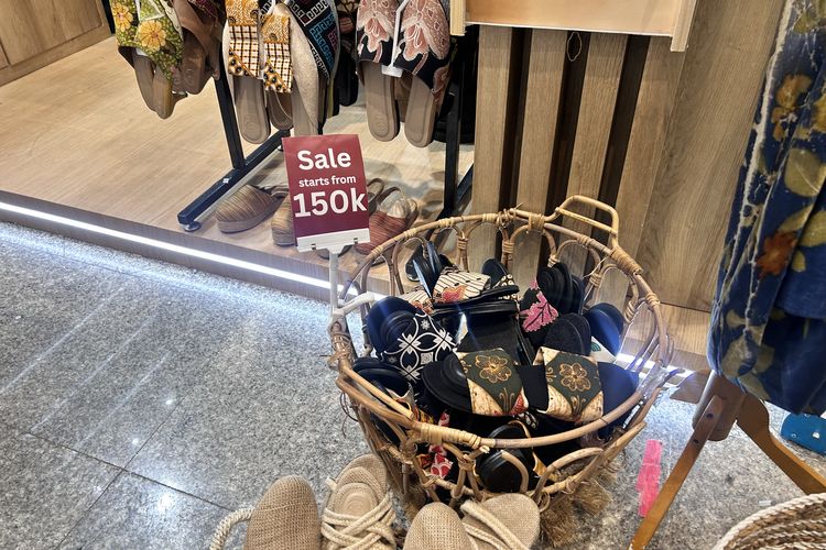 INACRAFT 2026, Bawa Uang Rp 300 Ribu, Dapat Apa Saja di INACRAFT 2026?, 1. Baju batik , 2. Kain jarik, 3. Sandal kasual hingga motif batik, 4. Daster bordir dan batik tulis, 5. Skort batik, 6. Aksesori dan gantungan kunci, 7. Vest batik   Produk UMKM yang ada di INACRAFT 2026 di Jakarta Convention Center, Jakarta Pusat, Rabu (4/2/2026)., 8. Tas dan dompet rajut