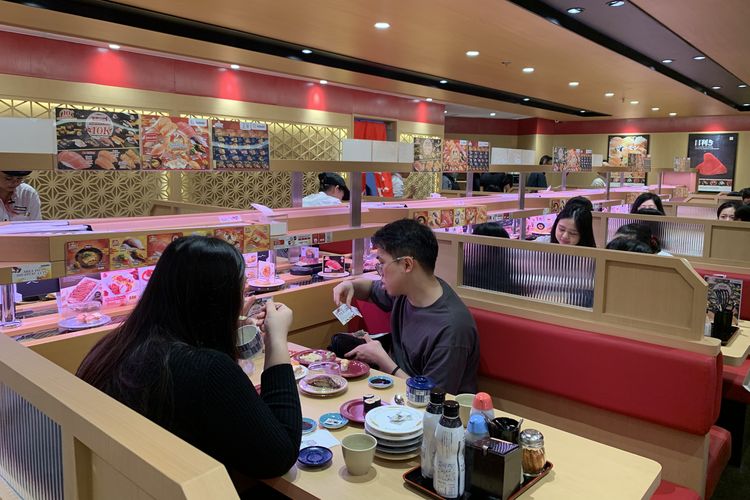 cara pesan sushi di conveyor belt, cara makan sushi di restoran, cara makan di restoran sushi, cara makan di sushiro, tips makan sushi pertama kali, 5 Cara Makan di Restoran Sushi Conveyor, Panduan untuk Pemula, 1. Pilih tempat makan, 2. Ambil sushi dari atas conveyor belt, 3. Perhatikan warna piring, 4. Pesan menu lain via gawai, 5. Tumpuk piring kosong
