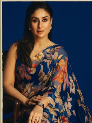 Kareena Kapoor, kareena kapoor sekarang, kareena kapoor meninggal hoaks, gaya kareena kapoor, foto kareena kapoor terkini, daayra film, film terbaru kareena kapoor, 9 Gaya Stylish Kareena Kapoor, Bisa Jadi Inspirasi, 1. Penampilan Kareena Kapoor di acara Birmingham, 2. Floral saree, 3. Gaun ungu, 4. Strapless peach dengan shawl, 5. Gaun biru silver penuh detail, 6. All-black airport look, 7. Gaun hitam berkilau, 8. Gaya sporty kasual, 9. Gaya santai