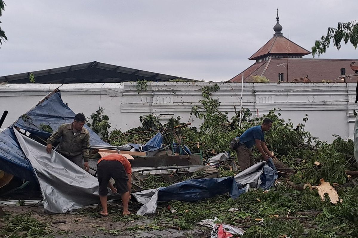 angin kencang, cuaca ekstrem, hujan angin, hujan lebat, hujan badai, cuaca solo, cuaca solo hari ini, Ditinggal Libur 3 Hari, Waljyah Kaget Warungnya yang 30 Tahun Berdiri di Masjid Agung Solo Hancur Diterjang Hujan Badai, Dapat Kabar Warung Hancur Via Telepon, 30 Tahun Mengais Rezeki di Kompleks Masjid Agung, Pasrah, Tapi Tak Menyerah, Evakuasi dan Dampak Kerusakan akibat Hujan Badai di Solo