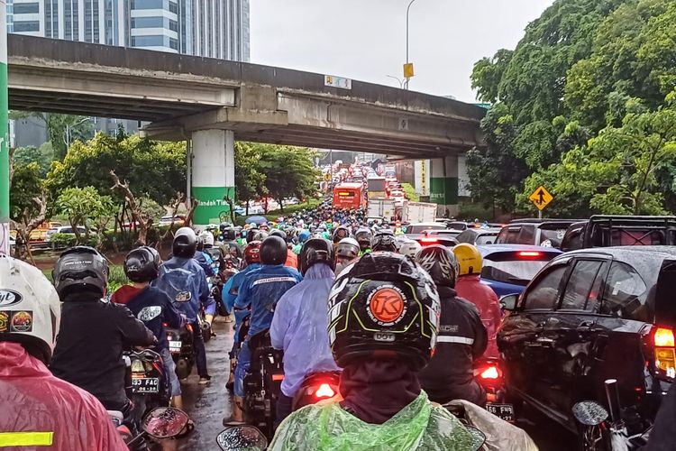 Kemacetan, jalan tb simatupang, T.B. Simatupang, jakarta selatan, Jalan TB Simatupang: Cerita di Balik Kemacetan, Kemacetan yang Menjadi Sahabat Sehari-hari di Jalan TB Simatupang, TB Simatupang: Tokoh Penting dalam Perjuangan Bangsa, Melanjutkan Perjuangan Melalui Pelayanan, Warisan yang Terabaikan di Tengah Kemacetan
