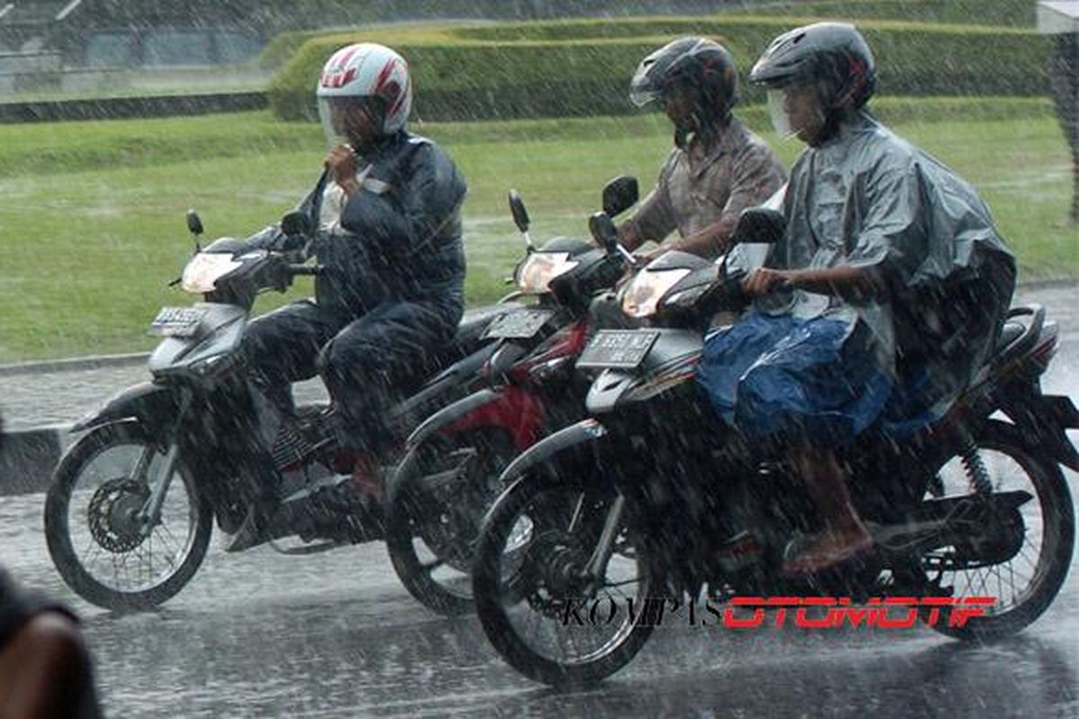 Jas Hujan, aturan lalu lintas, keselamatan berkendara, musim hujan, Pengendara Motor: Hindari Bahaya Berteduh di Flyover Saat Hujan