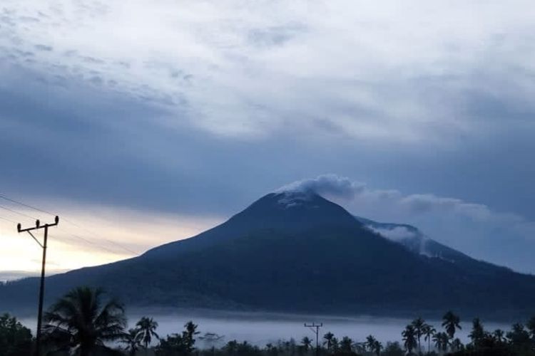 Banjir lahar, Gunung Lewotobi Laki-laki, 5 Desa di Flores Timur Terdampak Banjir Lahar Gunung Lewotobi Laki-laki, Akses Terputus Total, Akses lima desa lumpuh total, Hujan Deras Picu Banjir Lahar di Gunung Lewotobi Laki-laki, Puncak Gunung Lewotobi Laki-laki terdampak hujan deras sebelumnya, Seismograf Catat Gempa Tremor dan Gempa Vulkanik, Ribuan Pengungsi Terpaksa Mengungsi Akibat Erupsi