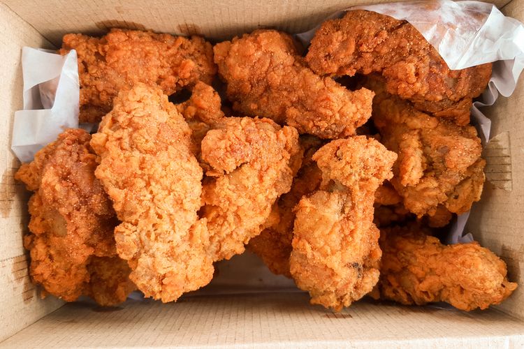 Cara membuat ayam goreng renyah, resep ayam goreng tepung, ayam goreng tahan lama, adonan tepung ayam kriuk, tips ayam goreng fast food, Cara Bikin Adonan Tepung Ayam Goreng agar Renyah Walau Dingin, Pakai Air Es