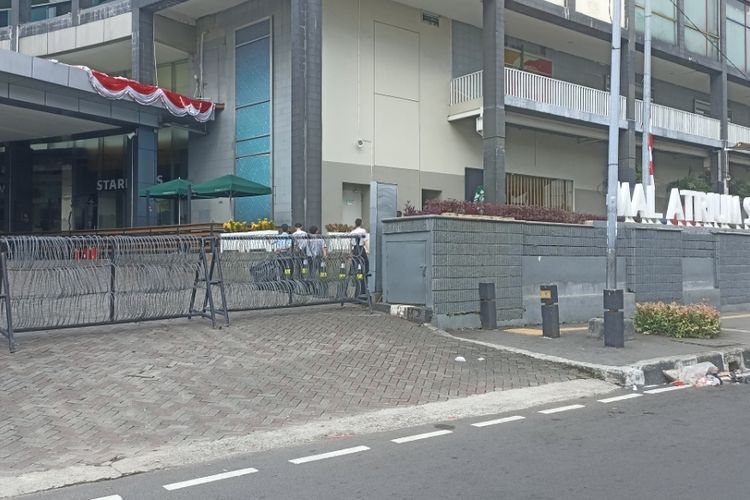 aksi massa, Plaza Atrium Senen, Pusat otomotif, atrium senen, Demo Kwitang, Imbas Aksi Massa, Pusat Otomotif Atrium Senen Tutup Sementara