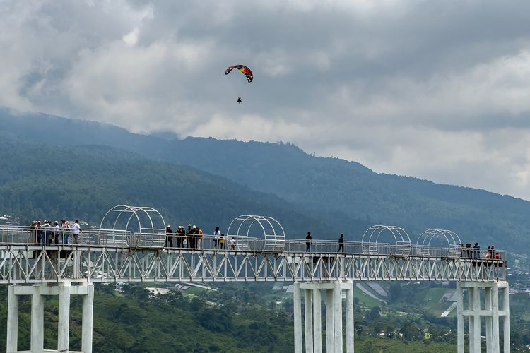 Kemuning Sky Hills, jembatan kaca terpanjang di Jawa Tengah, Wisata Akhir Tahun, Sensasi Mendebarkan di Jembatan Kaca Kemuning Sky Hills