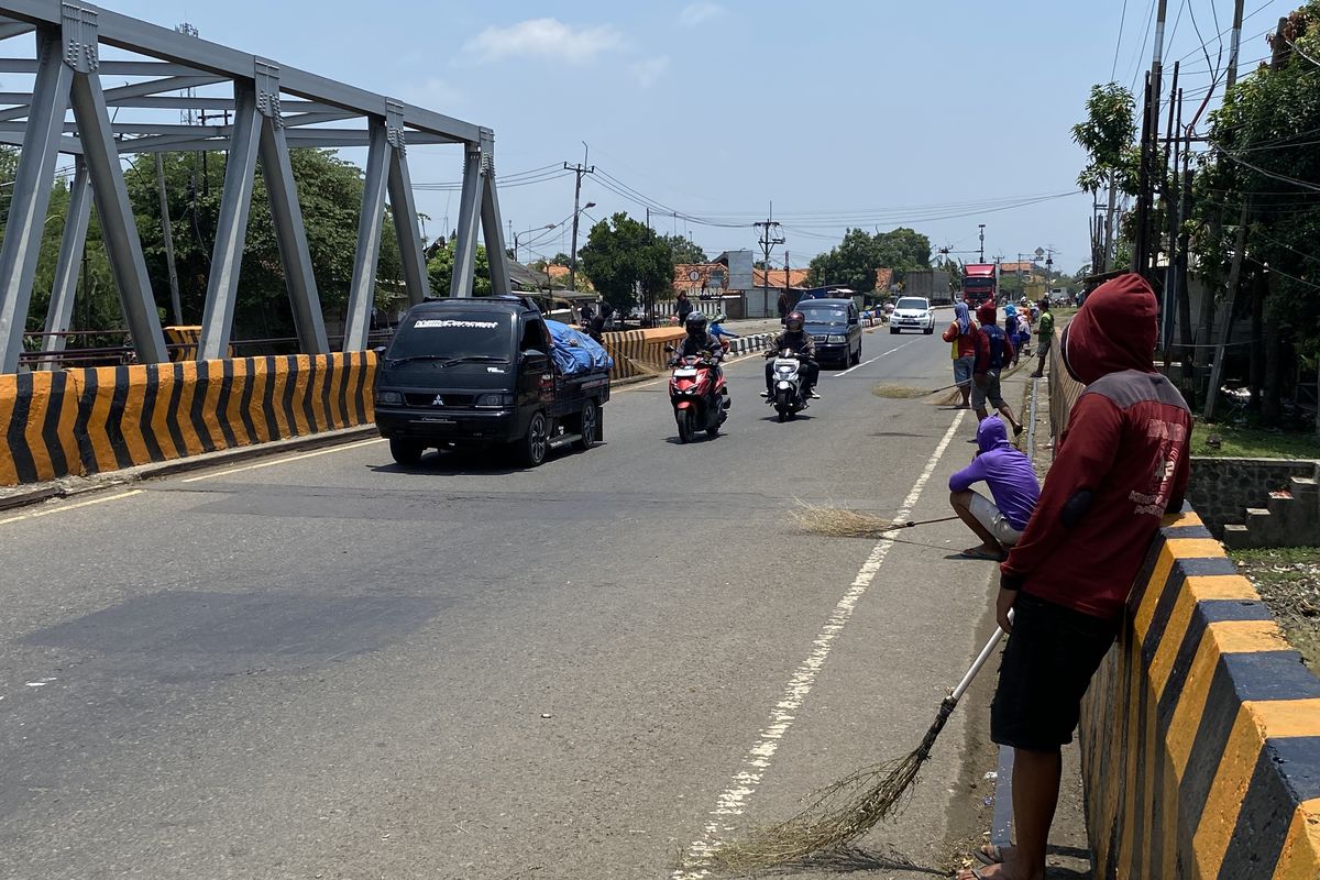 Dedi Mulyadi, Dedi Mulyadi Tertibkan Penyapu Koin di Pantura Subang, Warga Diberi Kompensasi Rp 600.000, Mengapa aktivitas penyapu koin ditertibkan?, Apa langkah yang dilakukan Dedi Mulyadi?, Bagaimana peran aparat dalam penertiban ini?, Apa dampak penertiban bagi arus mudik?