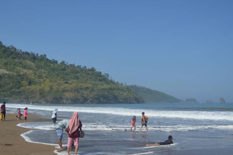 Trenggalek, wisata alam, 7 Wisata Alam Trenggalek yang Cocok untuk Healing dan Liburan Tenang, 1. Pantai Pasir Putih Karanggongso, 4. Pantai Pelang, 5. Goa Lowo, 6. Pantai Konang, 7. Air Terjun Jurug Waru